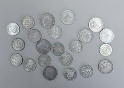 a lot of coins that are on the table