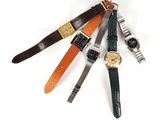 plusieurs types de montres disposés sur une surface blanche