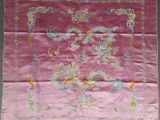 un tapis chinois ancien orné d'un motif de dragon sur fond rose