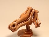sculpture en bois représentant une tête de cheval, posée sur un socle en bois
