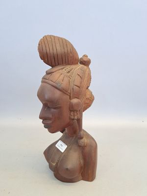 Buste de femme à la coiffe, sujet en bois sculpté et incisé.