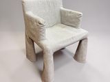 une petite chaise en laine sur fond blanc