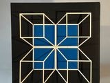 motif géométrique bleu et blanc sur fond noir