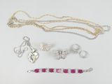gros plan d'un bouquet de bijoux sur une surface blanche