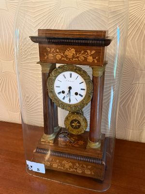 Pendule portique époque Restauration sous globe - Socle abse…