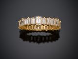 une bague en or jaune 18 carats sertie de diamants taille baguette