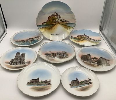 plusieurs assiettes sur lesquelles figure l'image d'un château, posées sur une table