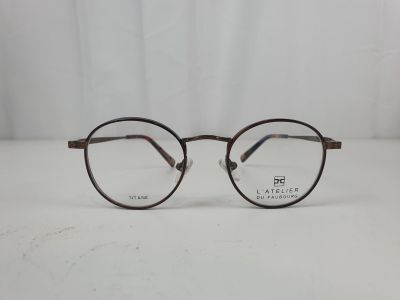 un gros plan sur une paire de lunettes posée sur une table