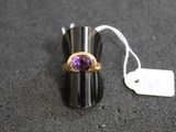 une photo d'une bague sertie d'une pierre violette, avec une étiquette de prix