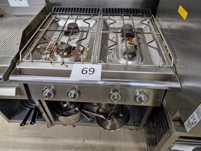 a stove that has a lot of burners on it