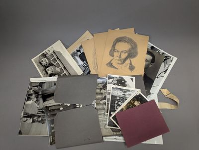 une pile de vieilles photos en noir et blanc sur une table