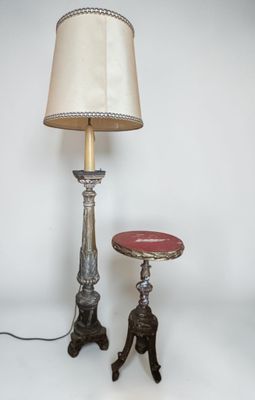 une lampe qui se trouve à côté d'une table sur laquelle est posée une lampe