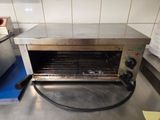 une photo d'un four grille-pain posé sur un plan de travail de cuisine