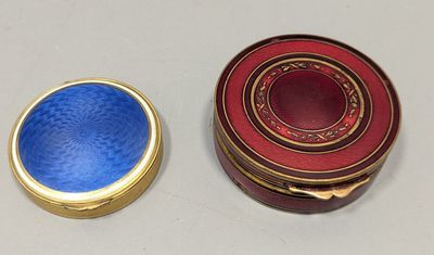 une petite boîte avec un couvercle et une boîte plus petite avec un couvercle