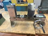une machine posée sur une table