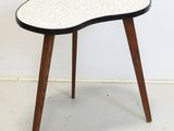 une image représentant une petite table avec un plateau blanc et noir