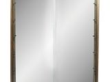 une image représentant un miroir accroché au mur