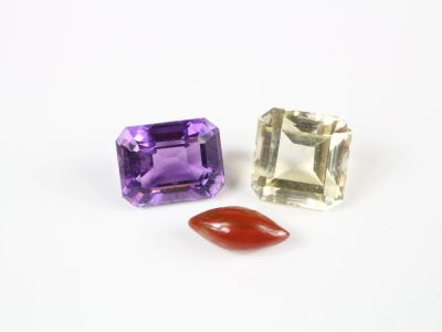 deux pierres précieuses, un améthorate et une citrine, sur un fond blanc