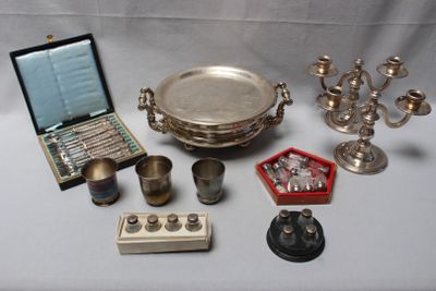 une table sur laquelle sont posés des objets en argent et un plateau en argent