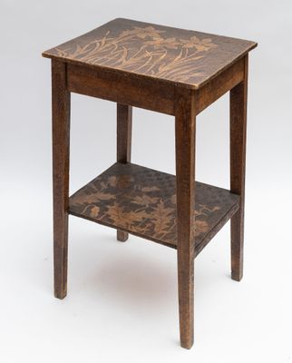 une image représentant une petite table en bois avec une étagère en dessous