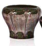 deux vases posés l'un à côté de l'autre sur une surface blanche