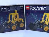 deux boîtes de lego technics sur une surface blanche