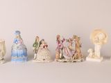 de nombreuses figurines alignées sur une surface blanche