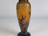 un vase orné d'un motif d'oiseau sur le côté