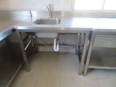 un évier en inox et un plan de travail en inox dans une cuisine