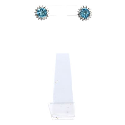 deux paires de boucles d'oreilles « cubicge » bleues et blanches posées sur une surface blanche