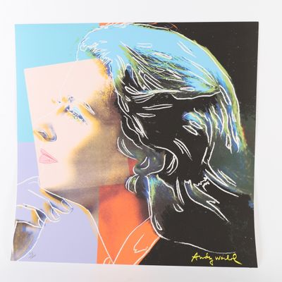 tableau représentant une femme tenant une feuille de papier devant son visage
