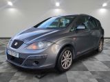 la voiture grise est garée sur un sol en damier dans le garage