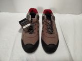 chaussures pour homme marron et noires, avec des semelles rouges sur un fond blanc