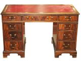 un bureau en bois avec des tiroirs et un plateau en cuir rouge