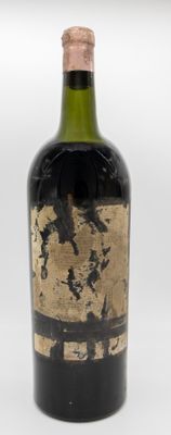 une bouteille de vin posée sur une table
