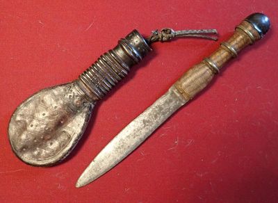 Beau poignard africain (Mandingue ?) en cuir, osier, bronze …