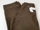 un pantalon marron posé sur une table blanche