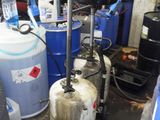 de nombreux réservoirs d'essence et d'autres équipements dans un garage