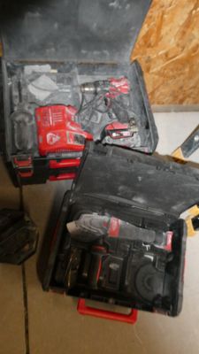 deux outils dans la mallette posée sur le sol