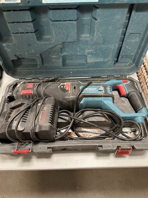 une boîte contenant des outils posée sur une table