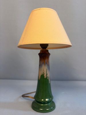 une lampe de table verte avec un abat-jour jaune