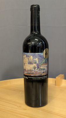 une bouteille de vin rouge posée sur une table en bois