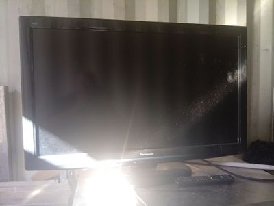 une télévision à écran plat posée sur une table en bois