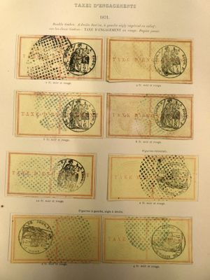 un vieux livre sur lequel sont collés plusieurs timbres