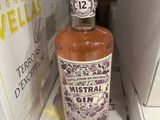 une bouteille de gin Mistral posée sur une boîte