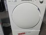 un sèche-linge blanc posé sur un plan de travail, à côté d'un autre sèche-linge