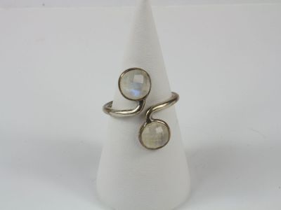 bague en argent massif avec une pierre de lune et des feuilles