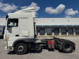 un camion blanc garé devant un bâtiment