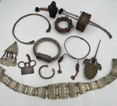 un assortiment de bijoux en argent, notamment des bracelets, des bagues et d'autres articles