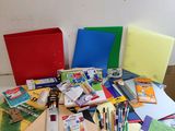 de nombreuses fournitures scolaires posées les unes à côté des autres sur une table
